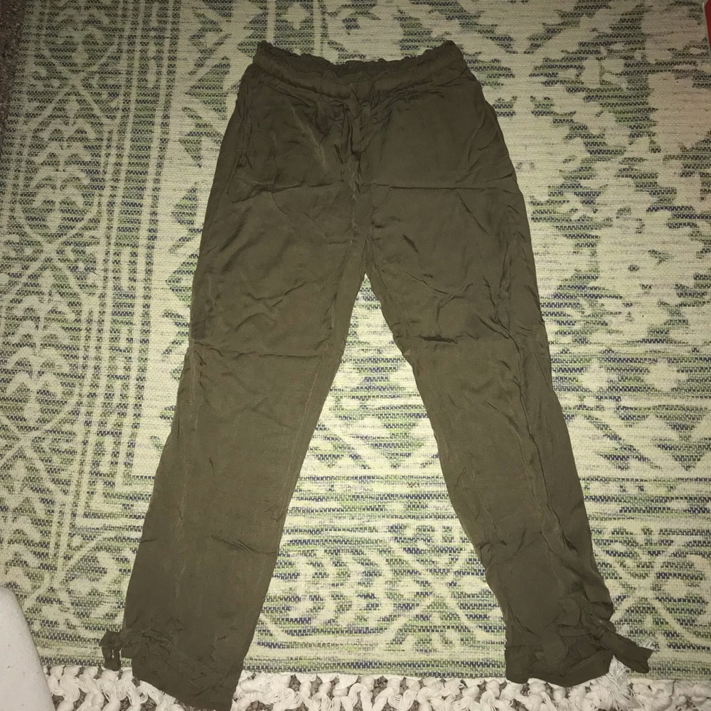 NEVER WORN Lulu’s army green joggers